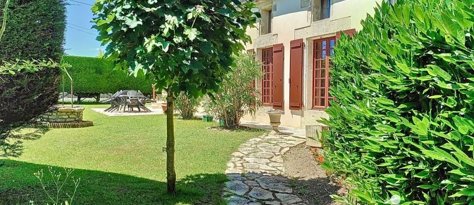 House 5 rooms of 215 m² in Genouillé (17430)