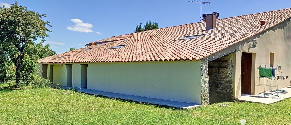 House 5 rooms of 215 m² in Genouillé (17430)