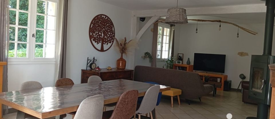 Maison traditionnelle 11 pièces de 191 m² à Meyrals (24220)