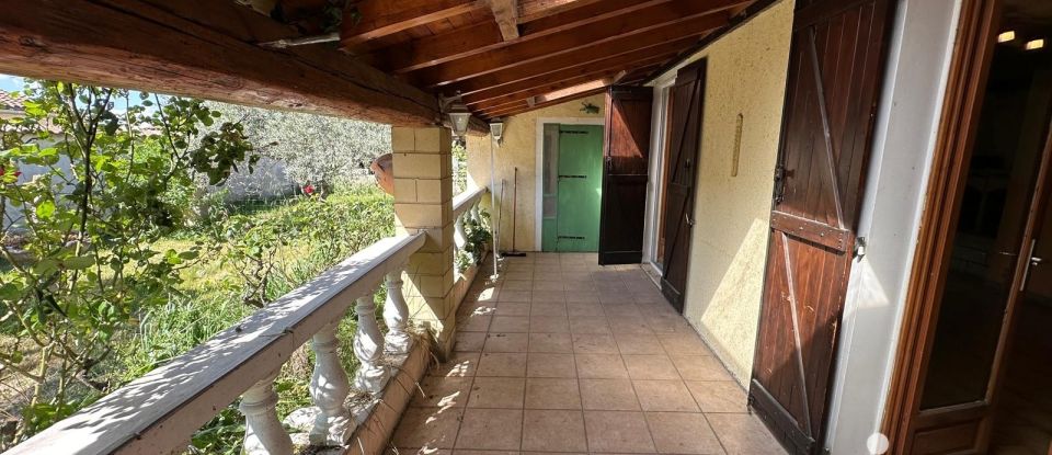 Traditional house 4 rooms of 93 m² in Sarrians (84260)