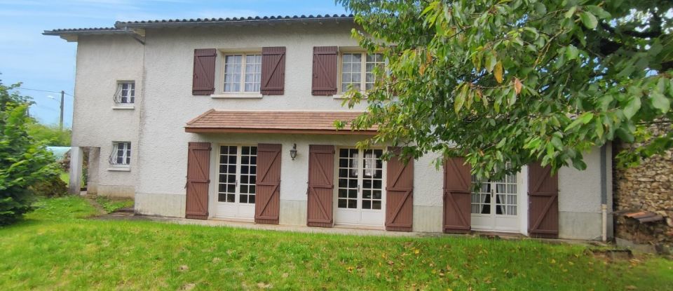 Maison 8 pièces de 183 m² à Lussac-les-Châteaux (86320)