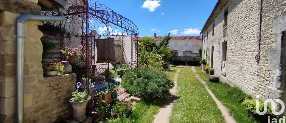 Maison traditionnelle 6 pièces de 270 m² à Paillé (17470)