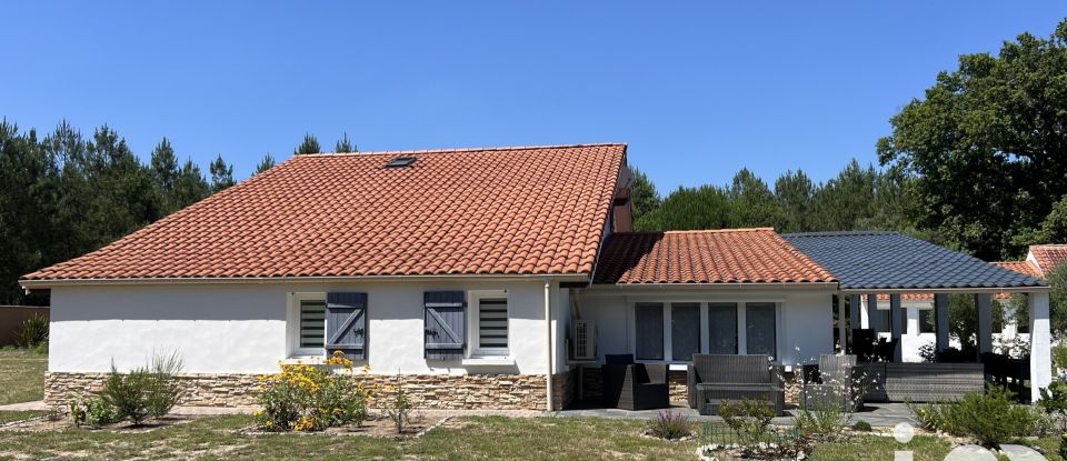 Traditional house 7 rooms of 185 m² in Bégaar (40400)