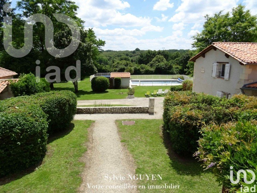 Vente Maison 650m² 25 Pièces à Chazelles (16380) - Iad France