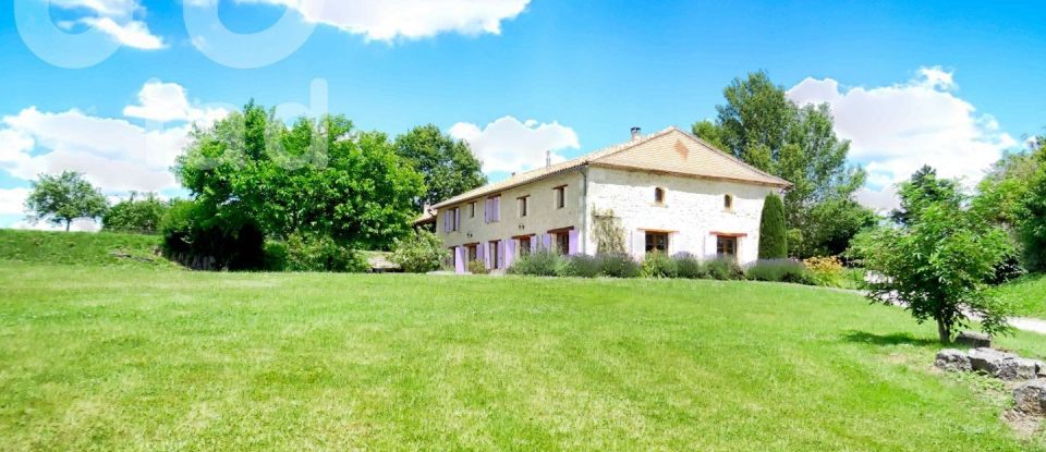 House 25 rooms of 650 m² in Ronsenac (16320)