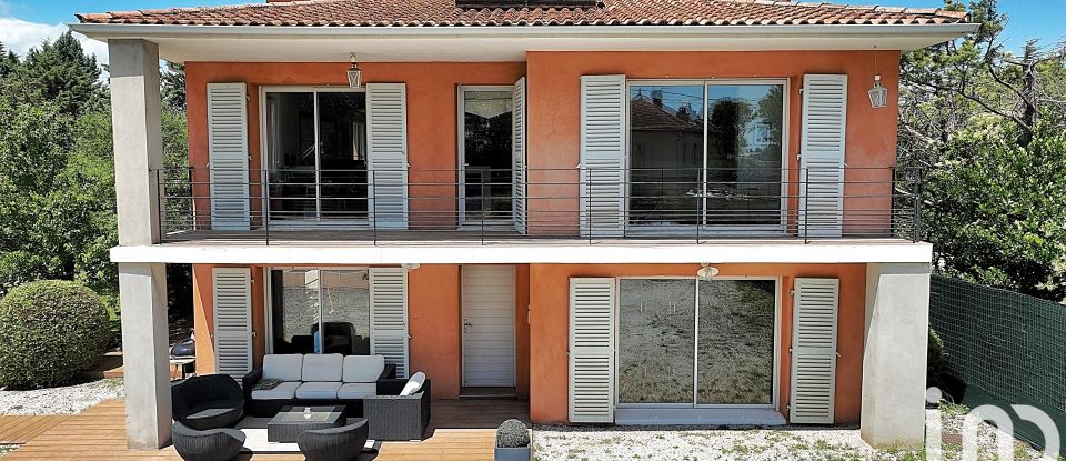 Maison traditionnelle 8 pièces de 243 m² à Entraigues-sur-la-Sorgue (84320)