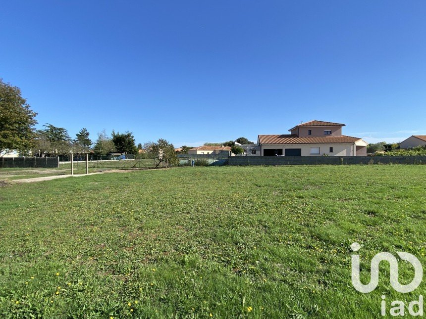 Land of 843 m² in Bazoges-en-Paillers (85130)