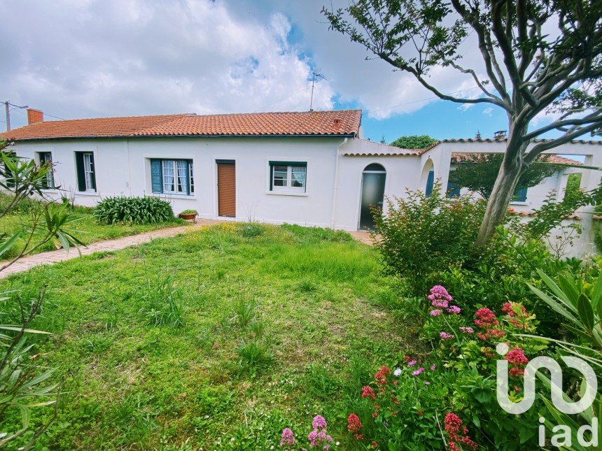 Traditional house 6 rooms of 120 m² in Le Château-d'Oléron (17480)