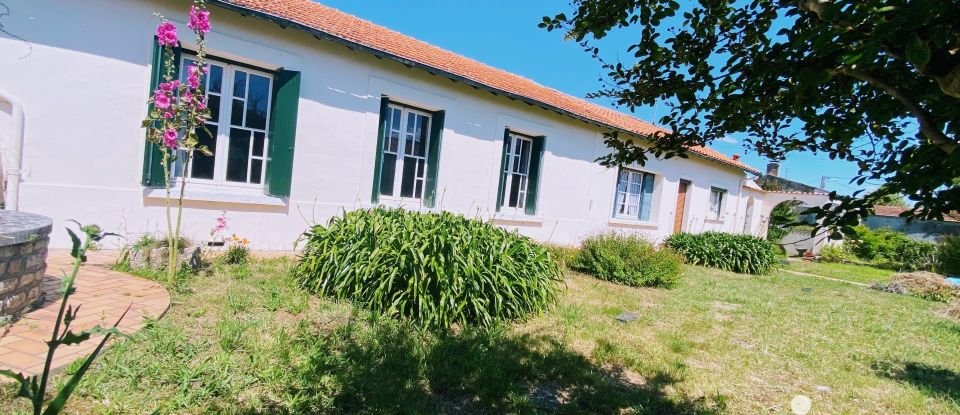 Traditional house 6 rooms of 120 m² in Le Château-d'Oléron (17480)