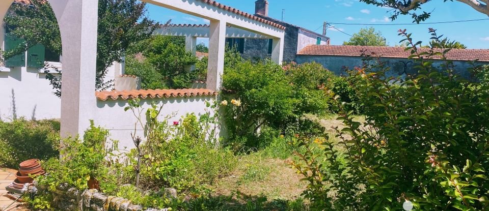 Traditional house 6 rooms of 120 m² in Le Château-d'Oléron (17480)