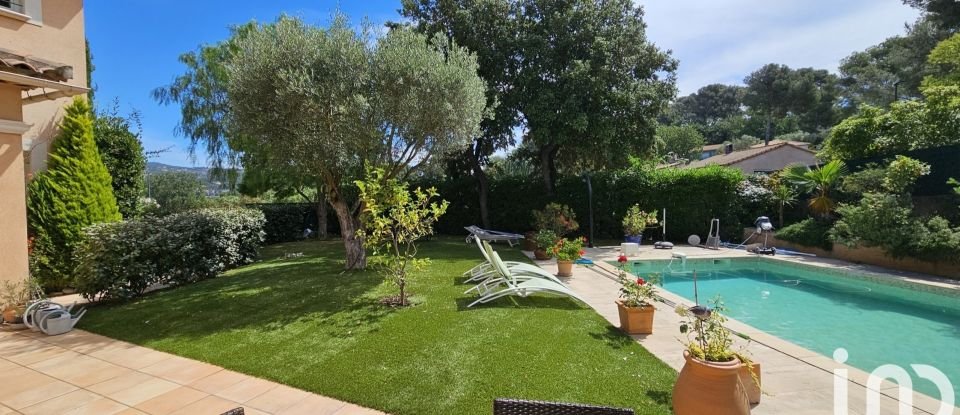 House 7 rooms of 165 m² in Six-Fours-les-Plages (83140)