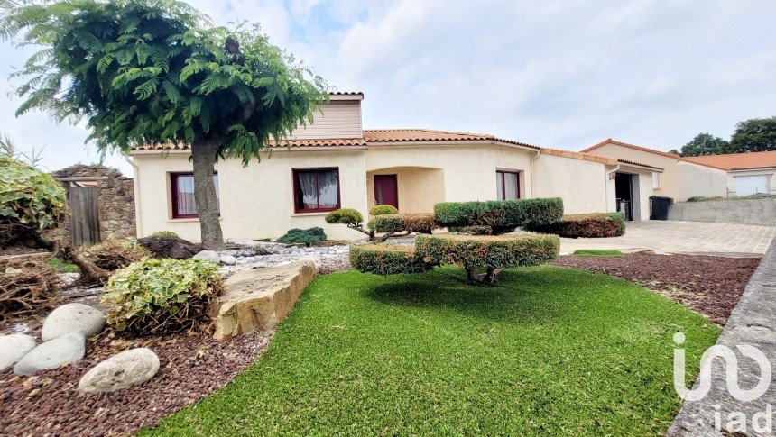 Maison traditionnelle 6 pièces de 135 m² à SAINT-ANDRÉ-DE-LA-MARCHE (49450)