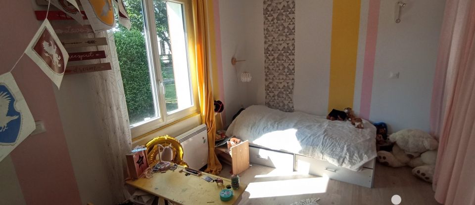 House 6 rooms of 173 m² in Adilly (79200)