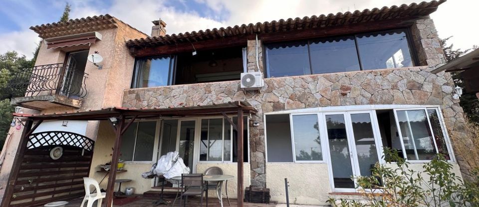 House 8 rooms of 203 m² in AGAY (83530)