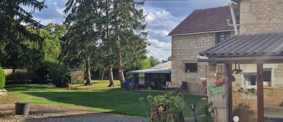 Country house 4 rooms of 138 m² in Naintré (86530)