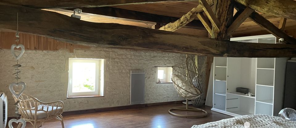 Maison 5 pièces de 213 m² à RÉAUX (17500)