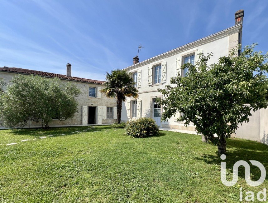 Maison traditionnelle 8 pièces de 264 m² à Sainte-Soulle (17220)