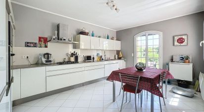 Maison 6 pièces de 180 m² à Arles (13200)