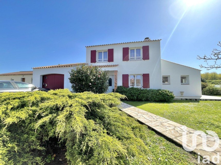 Traditional house 5 rooms of 142 m² in Saint-Brevin-les-Pins (44250)