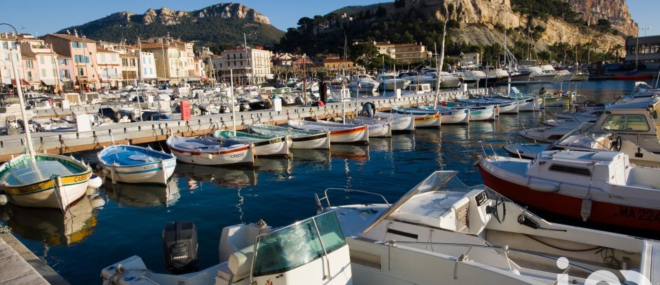 Apartment 2 rooms of 56 m² in Cassis (13260)