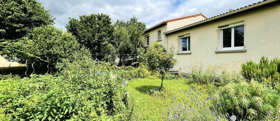Traditional house 4 rooms of 92 m² in Ménétrol (63200)