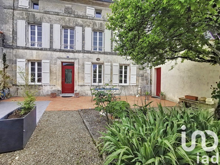 House 5 rooms of 157 m² in Saint-Même-les-Carrières (16720)