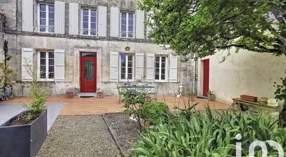 House 5 rooms of 157 m² in Saint-Même-les-Carrières (16720)