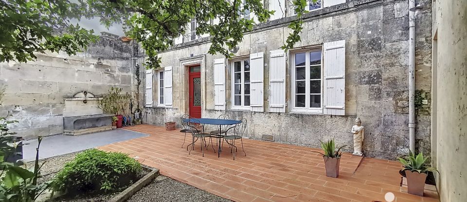 House 5 rooms of 157 m² in Saint-Même-les-Carrières (16720)