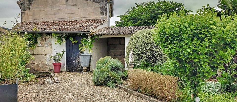 House 5 rooms of 157 m² in Saint-Même-les-Carrières (16720)