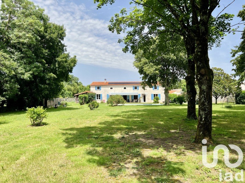 Maison traditionnelle 8 pièces de 230 m² à Saint-Christophe (17220)