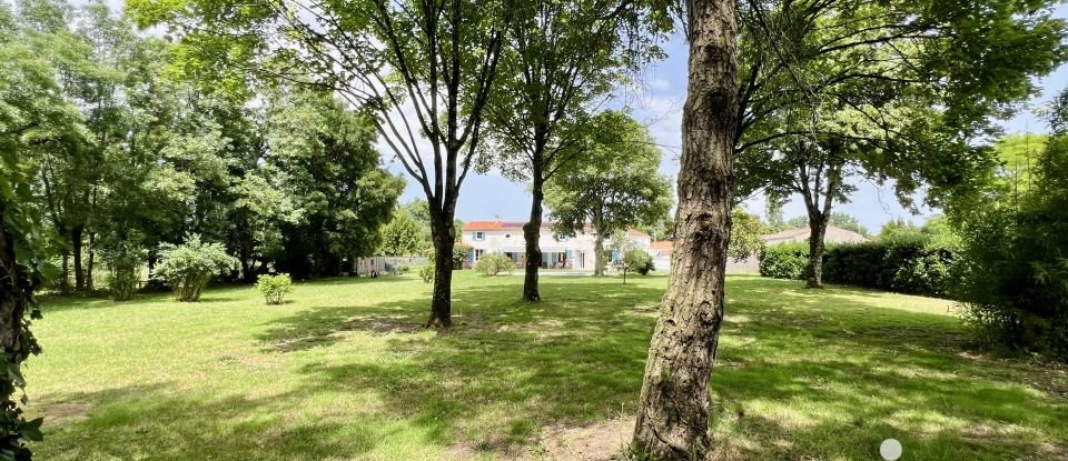 Maison traditionnelle 8 pièces de 230 m² à Saint-Christophe (17220)