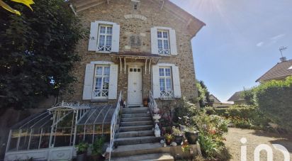 Maison traditionnelle 7 pièces de 146 m² à Mandres-les-Roses (94520)