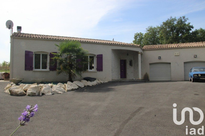 Maison traditionnelle 5 pièces de 141 m² à Bussac-sur-Charente (17100)