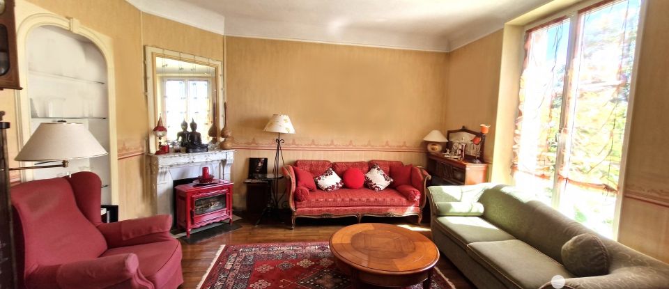 Traditional house 7 rooms of 146 m² in Mandres-les-Roses (94520)