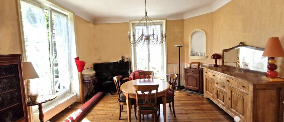 Traditional house 7 rooms of 146 m² in Mandres-les-Roses (94520)