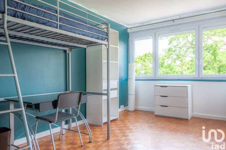 Apartment 1 room of 12 m² in Ris-Orangis (91130)