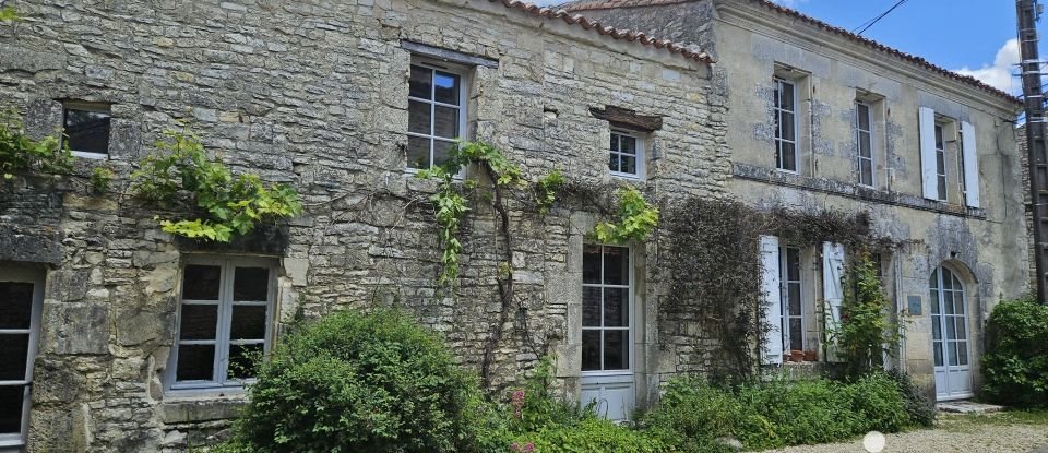 Maison de village 8 pièces de 350 m² à Maine-de-Boixe (16230)