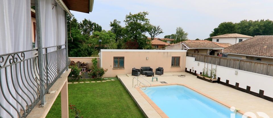 Maison 9 pièces de 230 m² à Gujan-Mestras (33470)