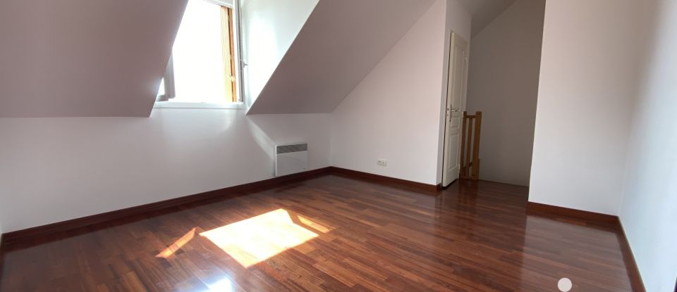 Town house 4 rooms of 95 m² in Cheptainville (91630)