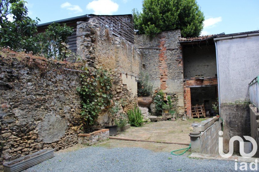 Traditional house 4 rooms of 143 m² in Chemillé-en-Anjou (49120)