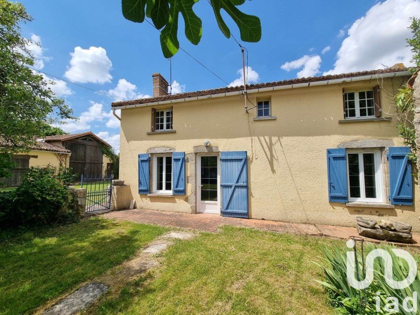 Country house 5 rooms of 144 m² in Oroux (79390)