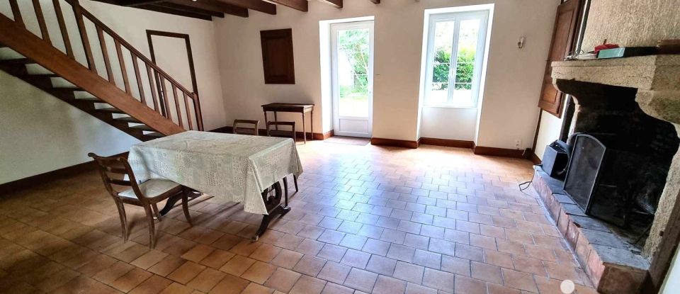 Country house 5 rooms of 144 m² in Oroux (79390)