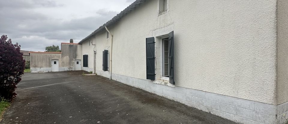 Longère 8 pièces de 128 m² à Essarts en Bocage (85140)