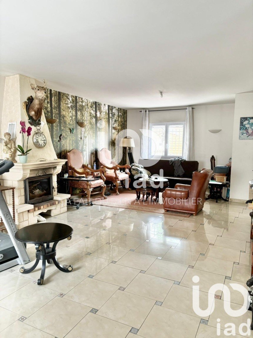 Traditional house 8 rooms of 166 m² in Houilles (78800)