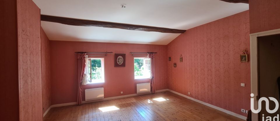 House 6 rooms of 216 m² in Fontcouverte (17100)