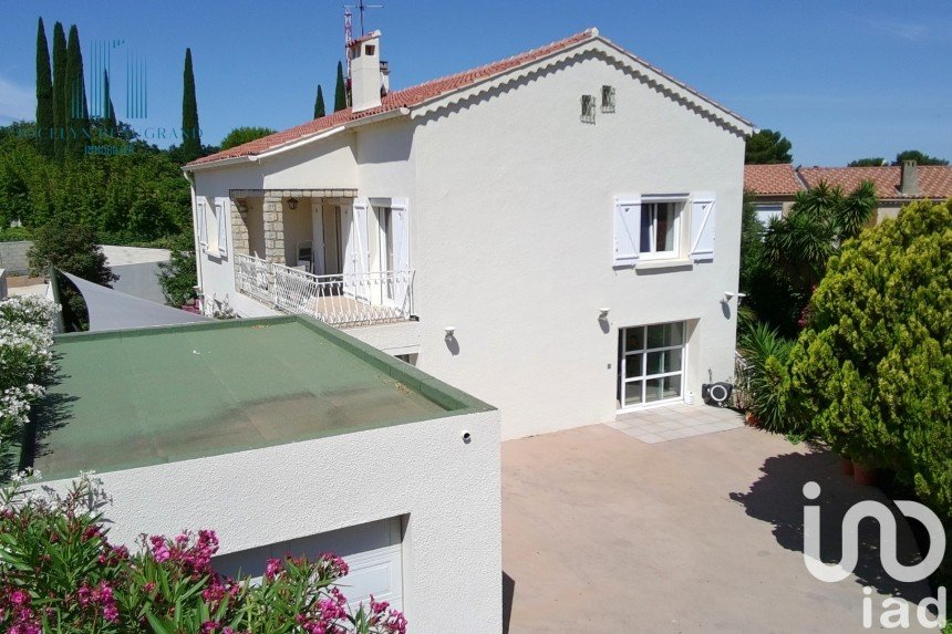 House 6 rooms of 180 m² in Six-Fours-les-Plages (83140)