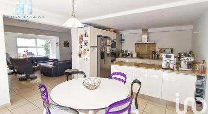 House 6 rooms of 180 m² in Six-Fours-les-Plages (83140)