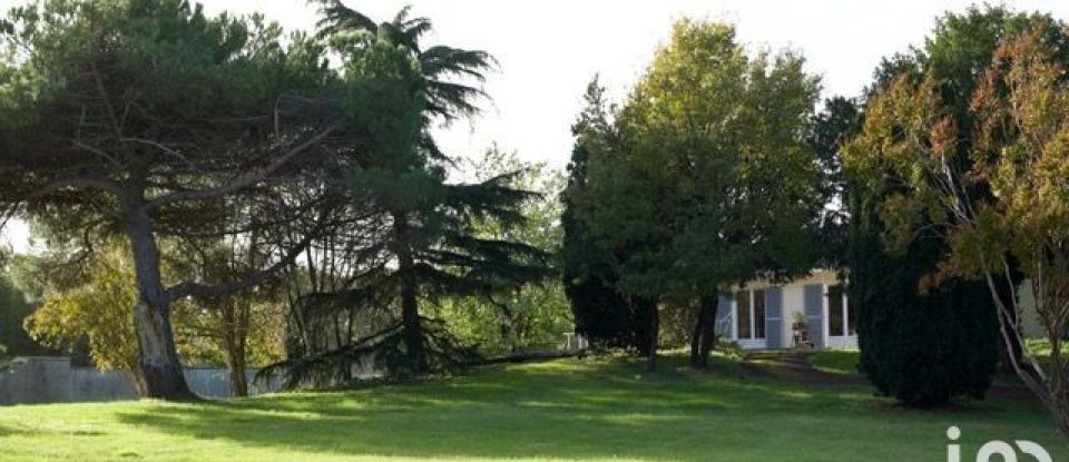 Architect house 10 rooms of 350 m² in Vergeroux (17300)