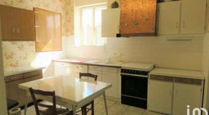 House 4 rooms of 98 m² in Lussac-les-Châteaux (86320)