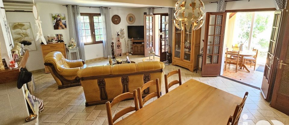 Traditional house 5 rooms of 155 m² in Saint-Gervais (33240)